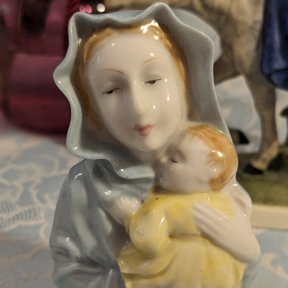 Delicate Features On This Vtg. Ceramic Madonna And Child Japan - Picture 1 of 7